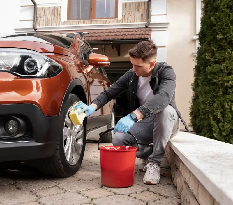Lavage auto à domicile Moyvillers : professionnel intervenant sur un véhicule